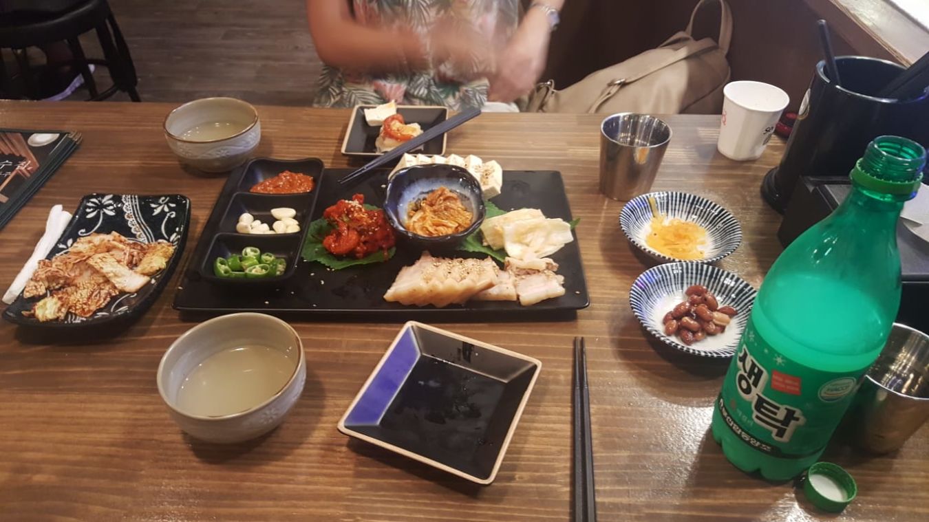 Comida típica coreana en un restaurante