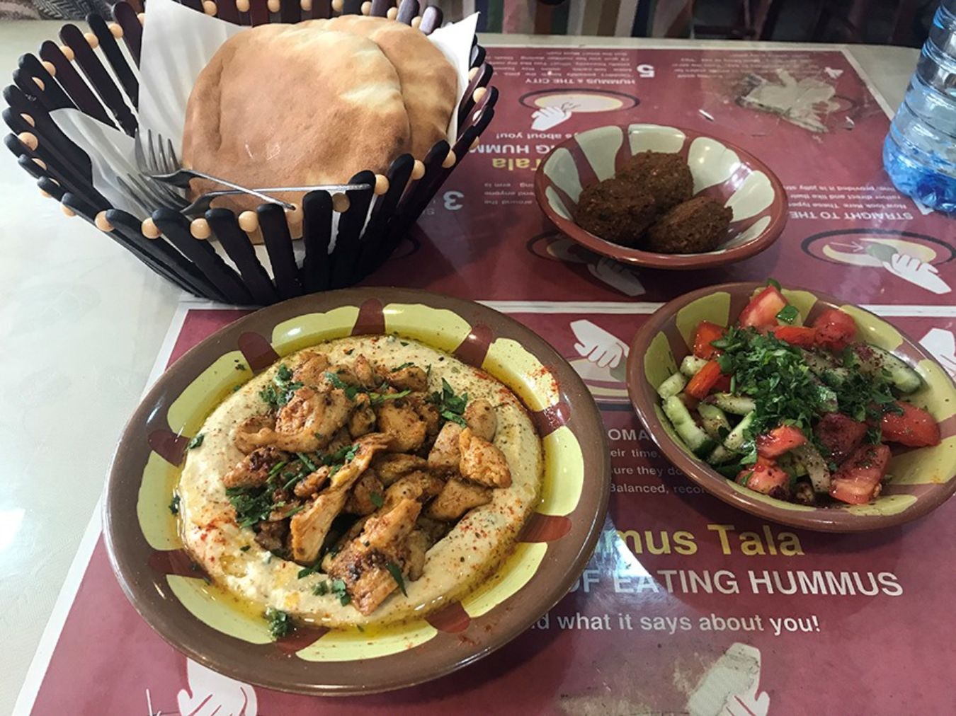 Comida típica de Israel, hummus, falafel y kebab