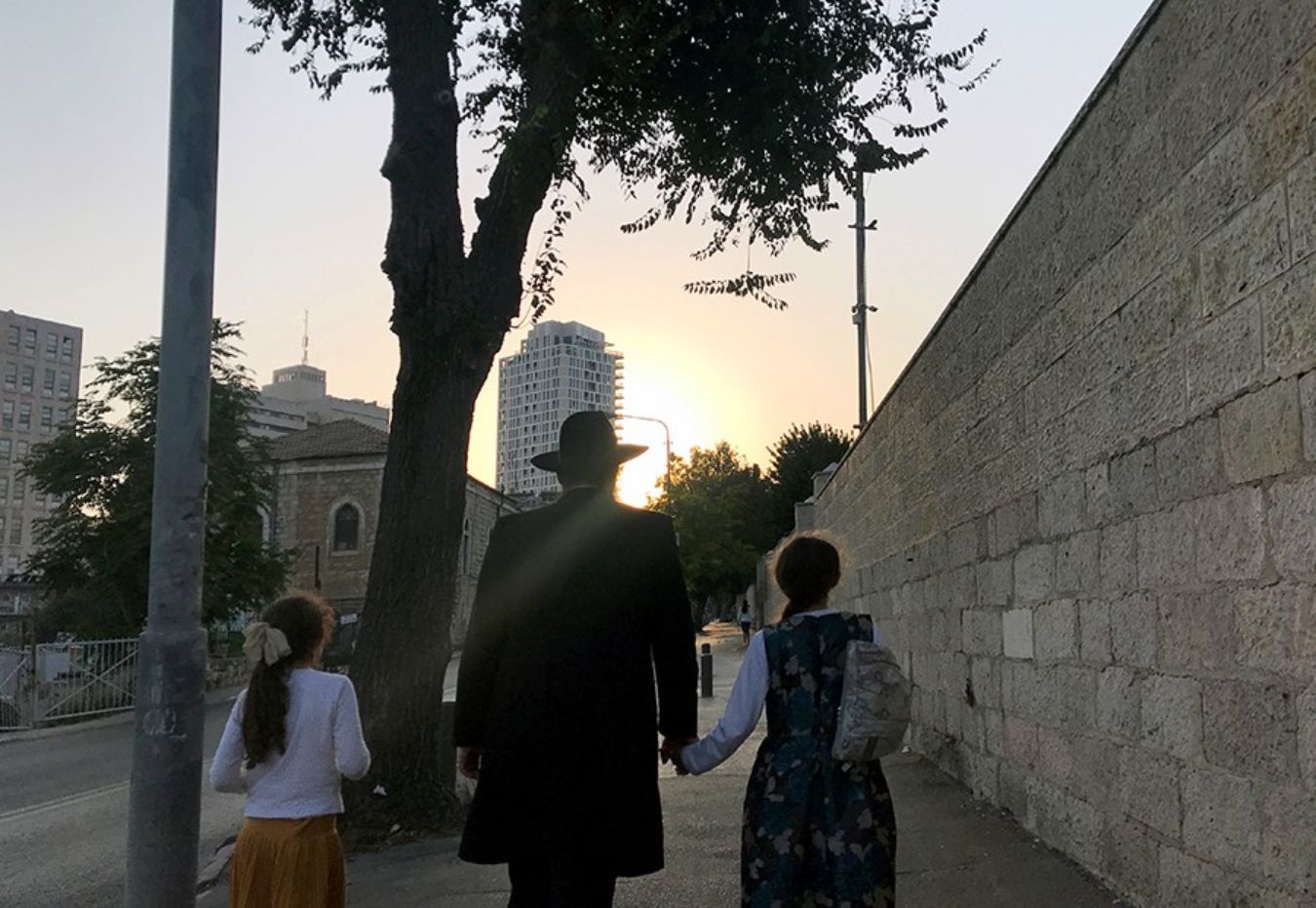 Irsarelís paseando en la ciudad de Tel Aviv