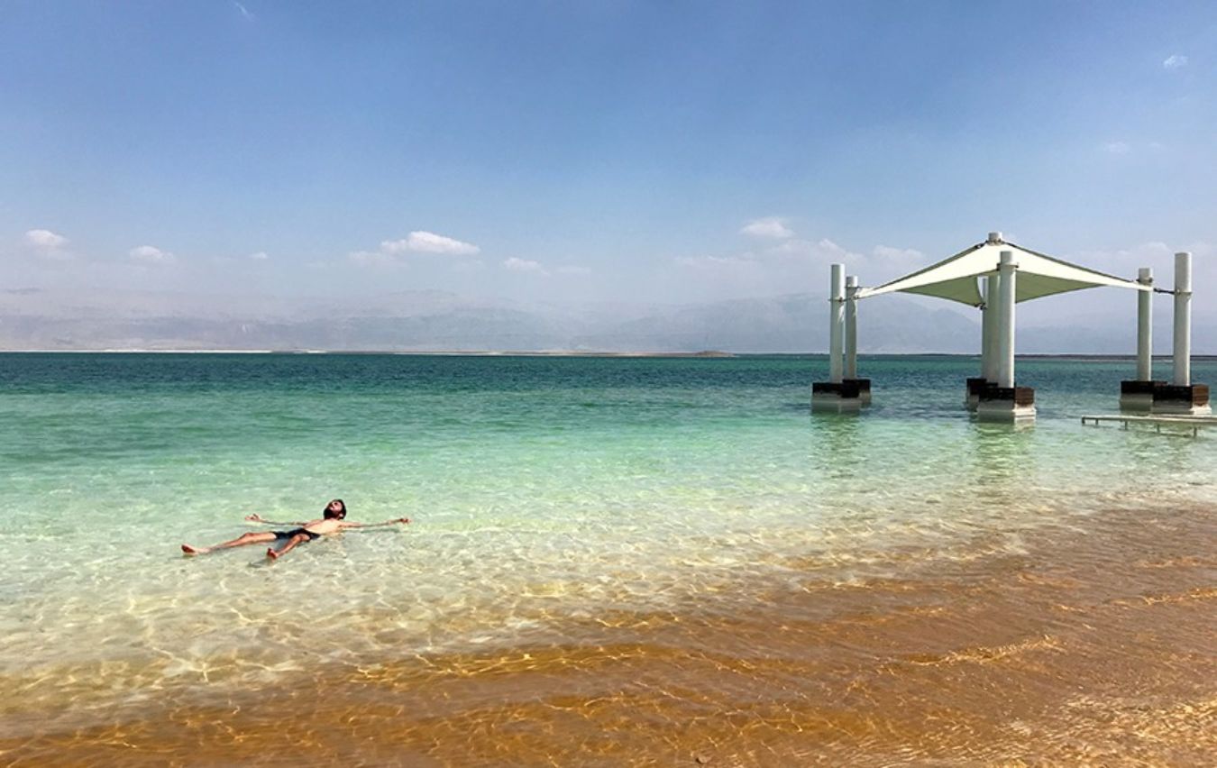 Persona bañándose en el Mar Muerto, Israel