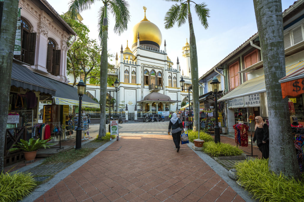 Vista de una calle con la mezquita del Sultán en Kampong Glam, Singapur