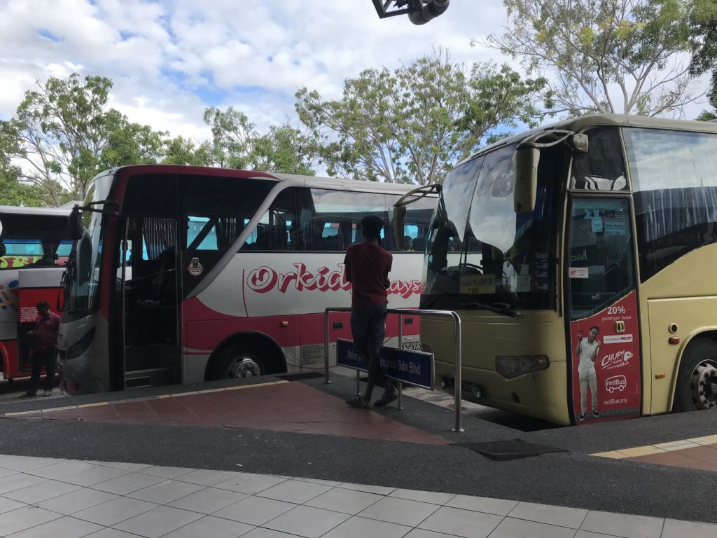 Autobuses aparcados en una estación de autobuses en Malasia