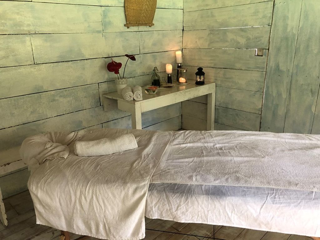 Camilla preparada para un masaje ayurvédico en Sri Lanka