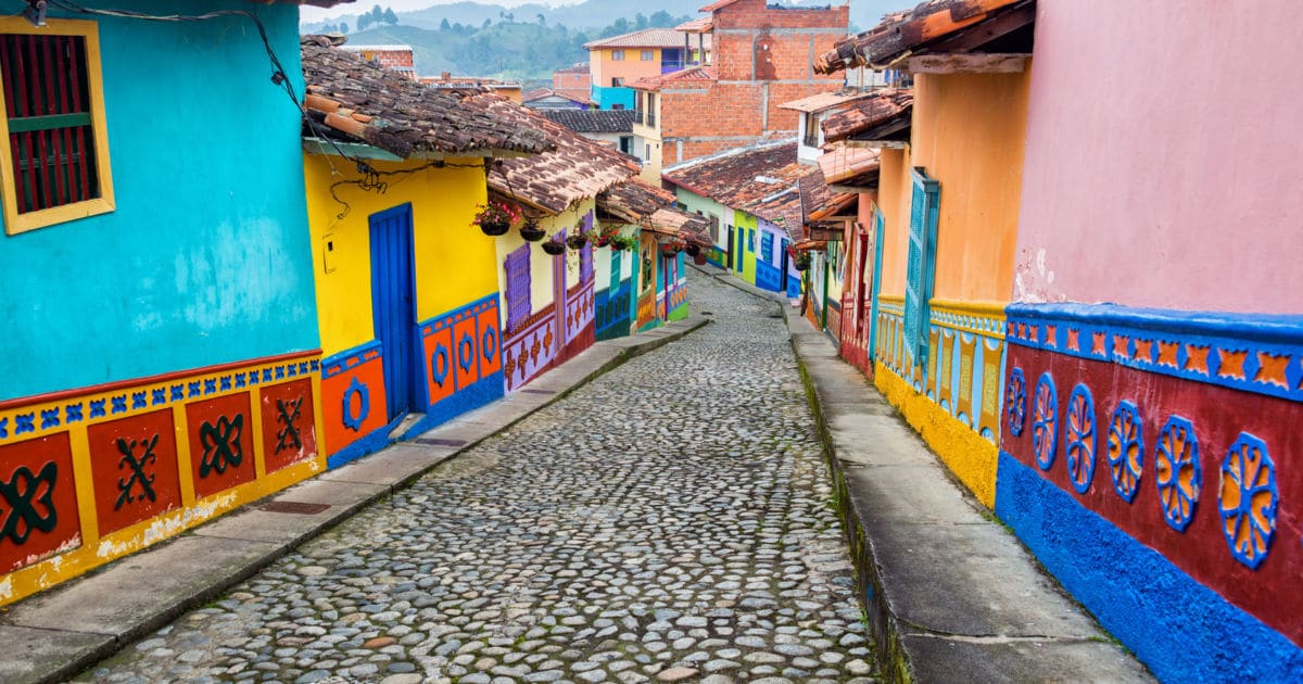 Casas coloniales y coloridas en una calle de Guatape, en Colombia