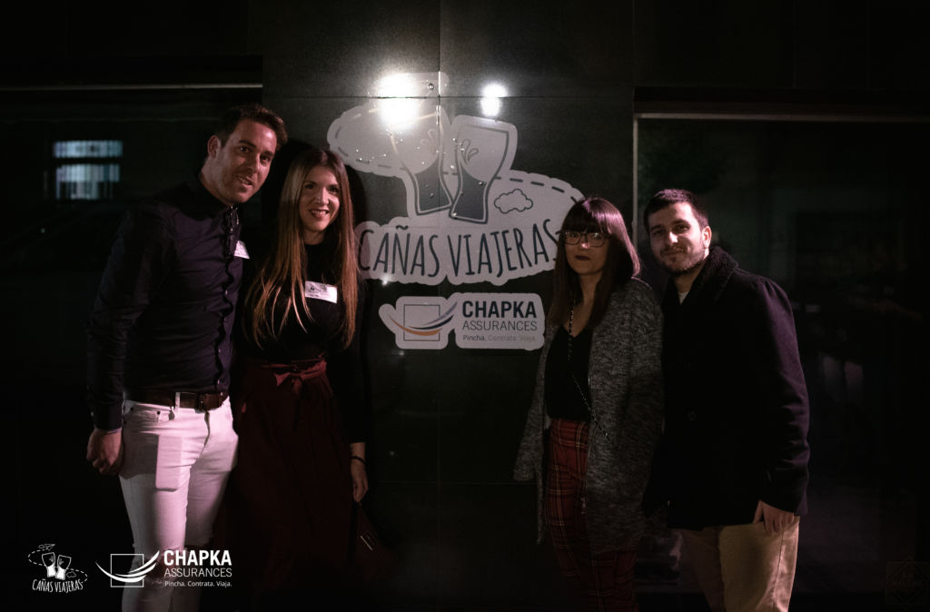 Grupo de gente posando delante de La Noche con motivo de las Cañas Viajeras de FITUR