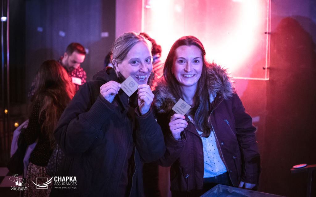 Itziar de las Jornadas de los Grandes Viajes y María de Viajar sin Parar con la primera consumición de las Cañas Viajeras