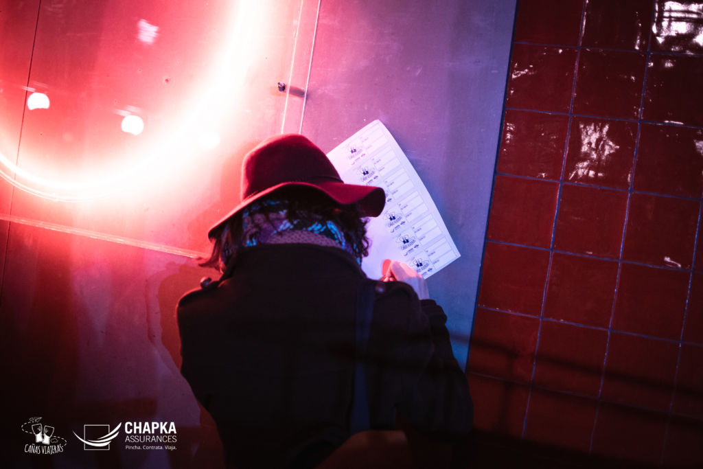 Lucy del blog Algo que recordar escribiendo su nombre en las etiquetas de las Cañas Viajeras