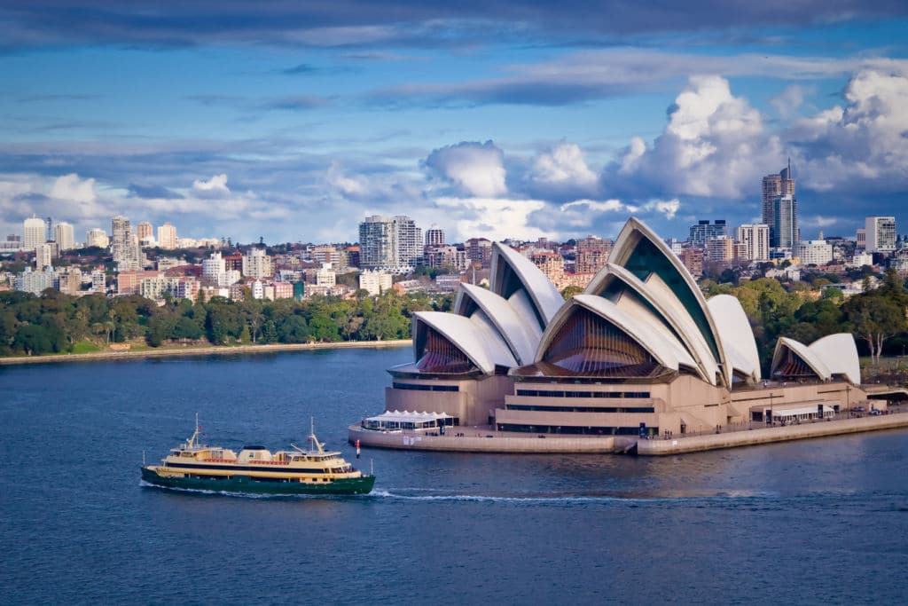 Vista de la ópera de Sidney y del skyline de la ciudad