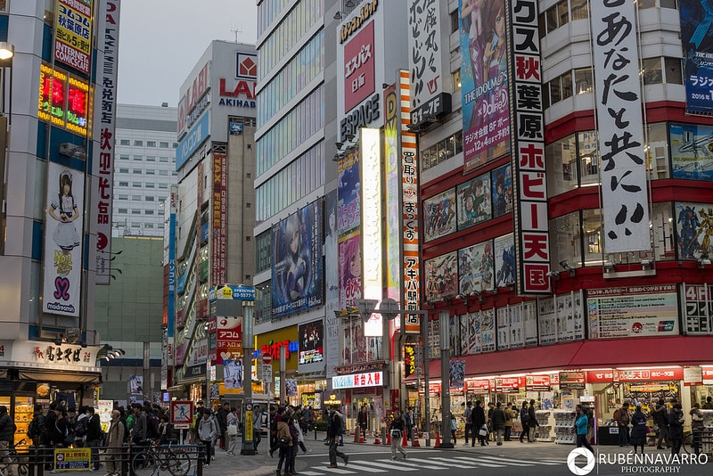 Calles de Tokio con gente pasando y edificios con carteles en japonés