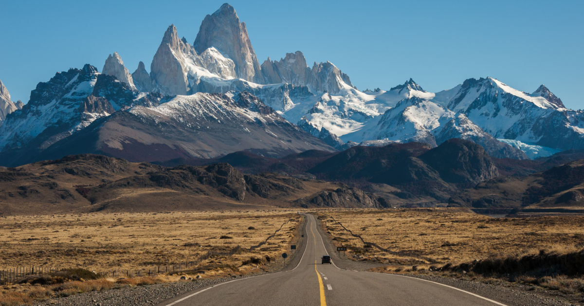 Carretera vacía hacia El Chalten, con Fitz Roy al fondo, en Argentina