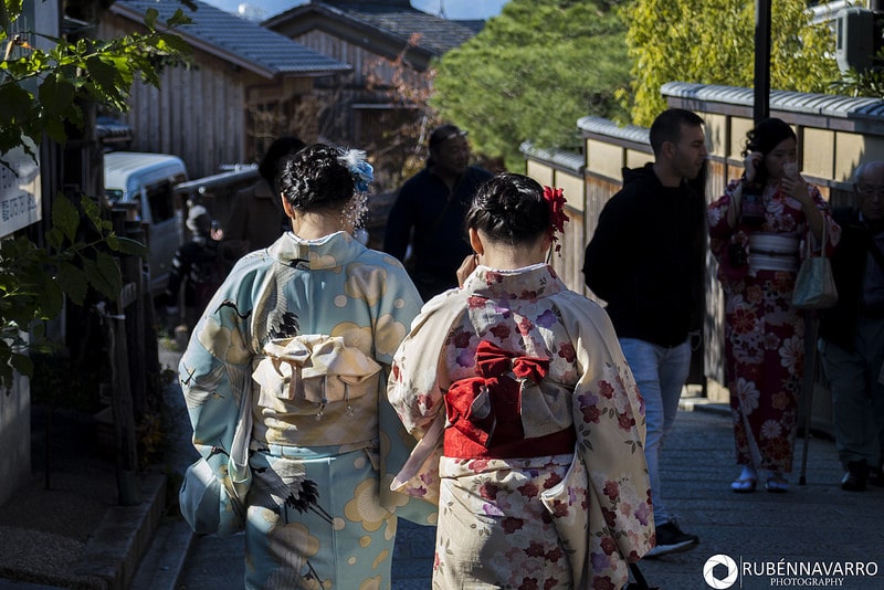 Dos mujeres en kimono paseando por las calles de Kioto en Japón