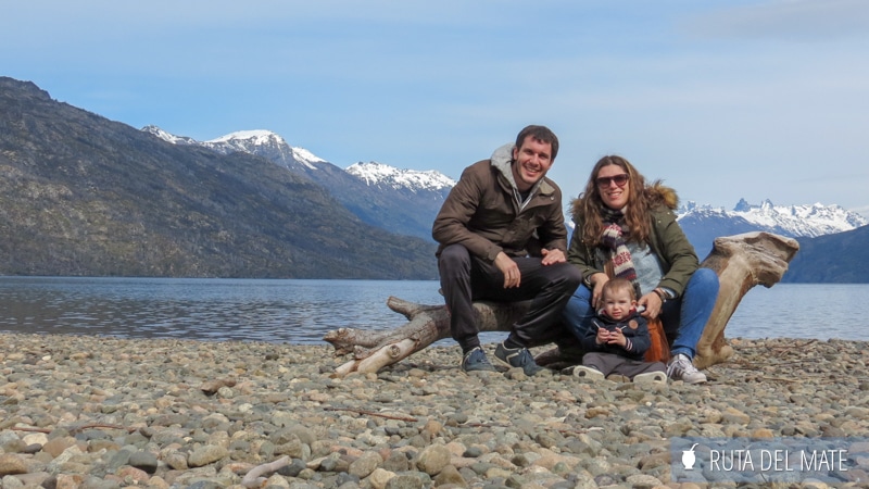 Familia delante de un lago y unas montañas en El Bolsón, Argentina