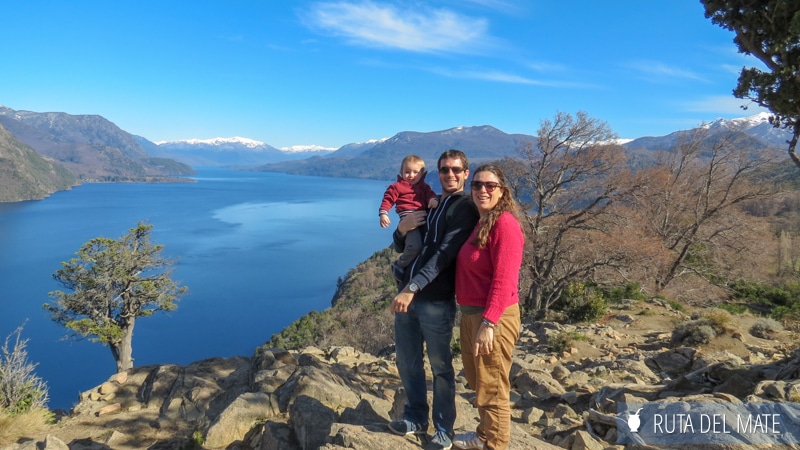 Familia delante de un lago y unas montañas en San Martín de los Andes, Argentina