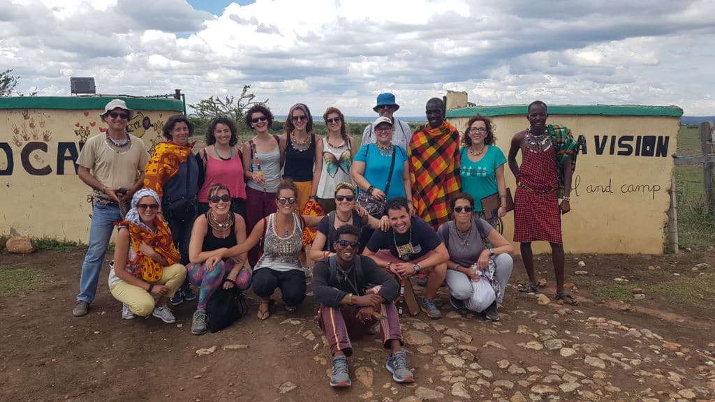 Grupo de occidentales posa delante de la cámara durante un viaje a Kenia