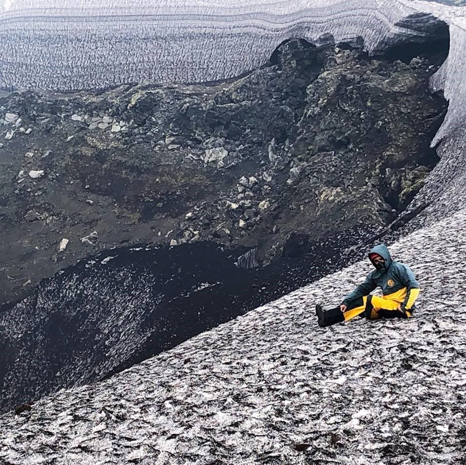 Hombre sentado al lado del cráter de Pucón en Argentina