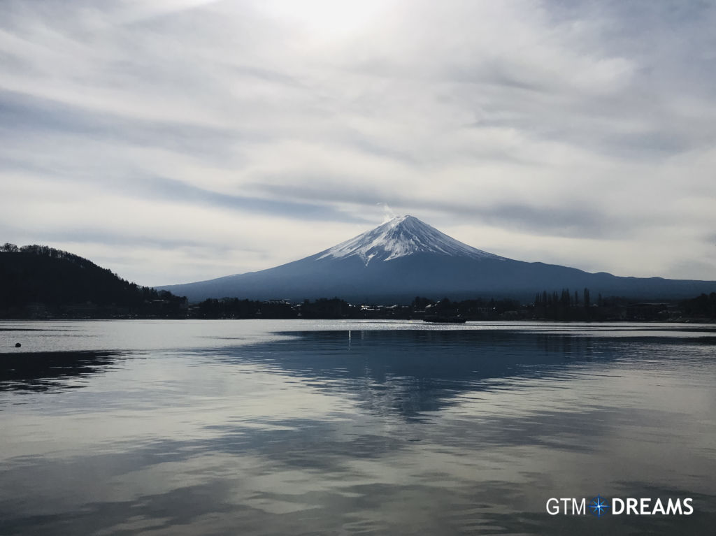 Monte Fuji con el mar delante desde Kawaguchiko, Japón