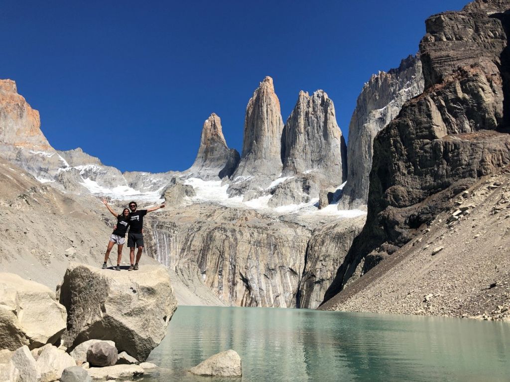 Pareja en la base de Torres del Paine después de un trekking por la patagonia argentina