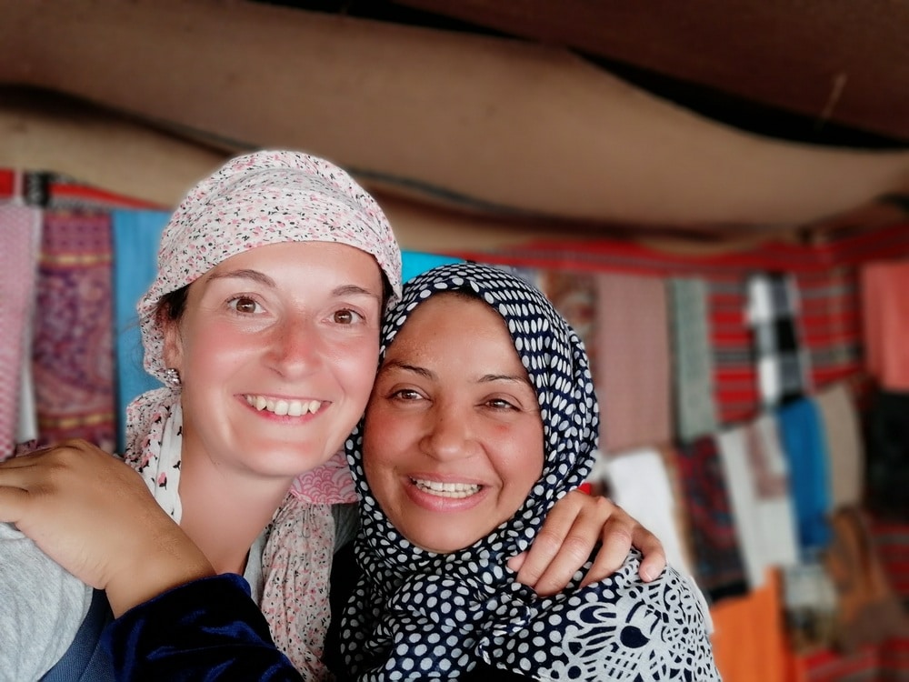 Primer plano de dos mujeres con pañuelo en la cabeza