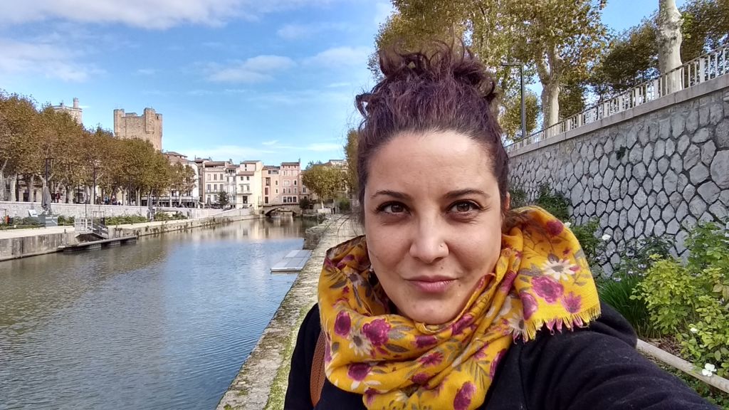 Selfie de una mujer con el río al fondo en Narbona