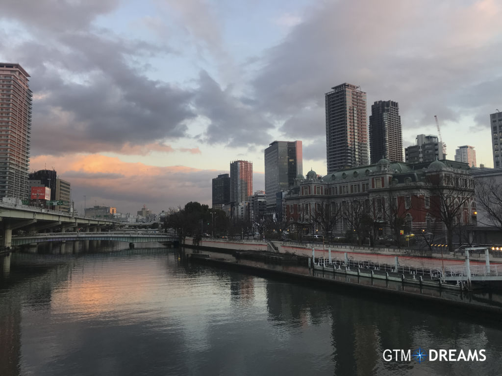 Vistas de la ciudad de Osaka y del río, Japón