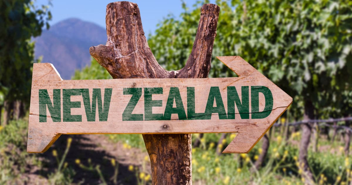 Cartel con una flecha indicativa de Nueva Zelanda en las viñas
