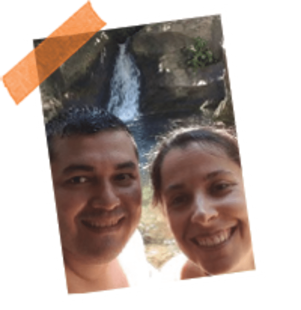 Hombre y mujer con una cascada detrás