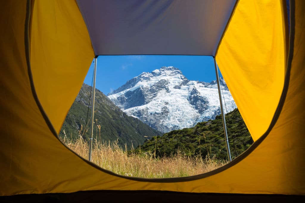 Vista desde una tienda de campaña de una montaña Cook nevado en Nueva Zelanda