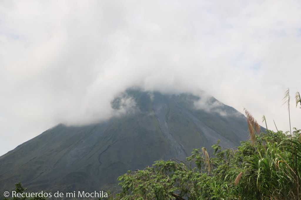 Volcán Arenal cubierto por las nubes en Costa Rica