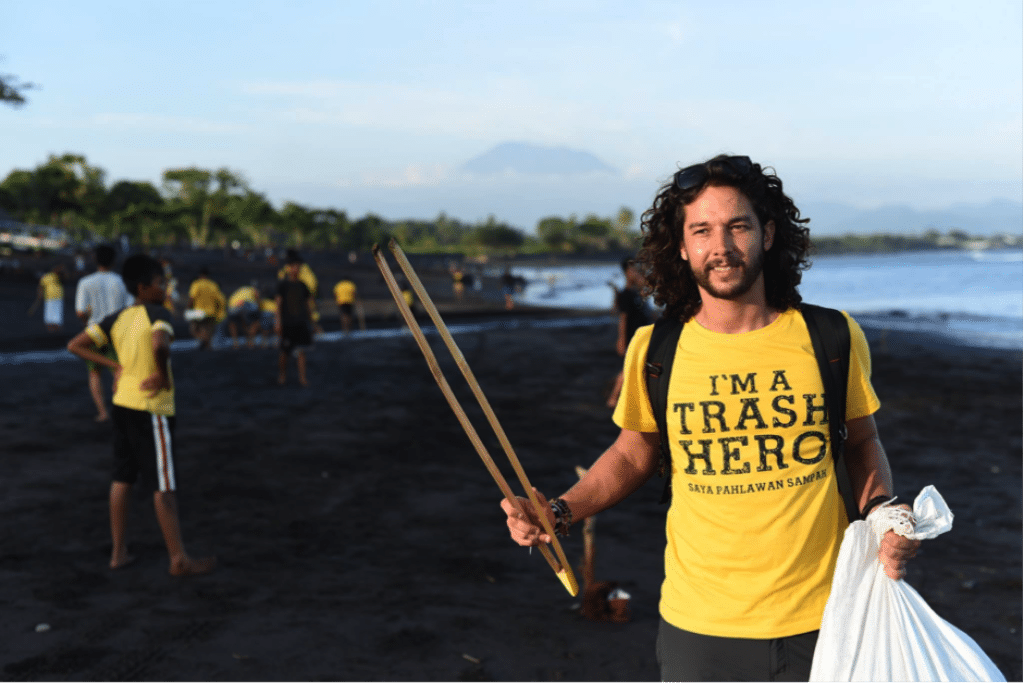 chico ayudando con la recogida de plásticos en Indonesia
