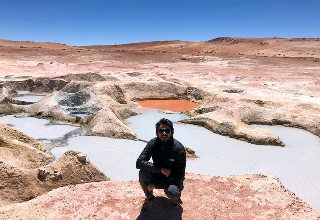 Chico en los geiseres Sol de Mañana en el Salar de Uyini Bolivia