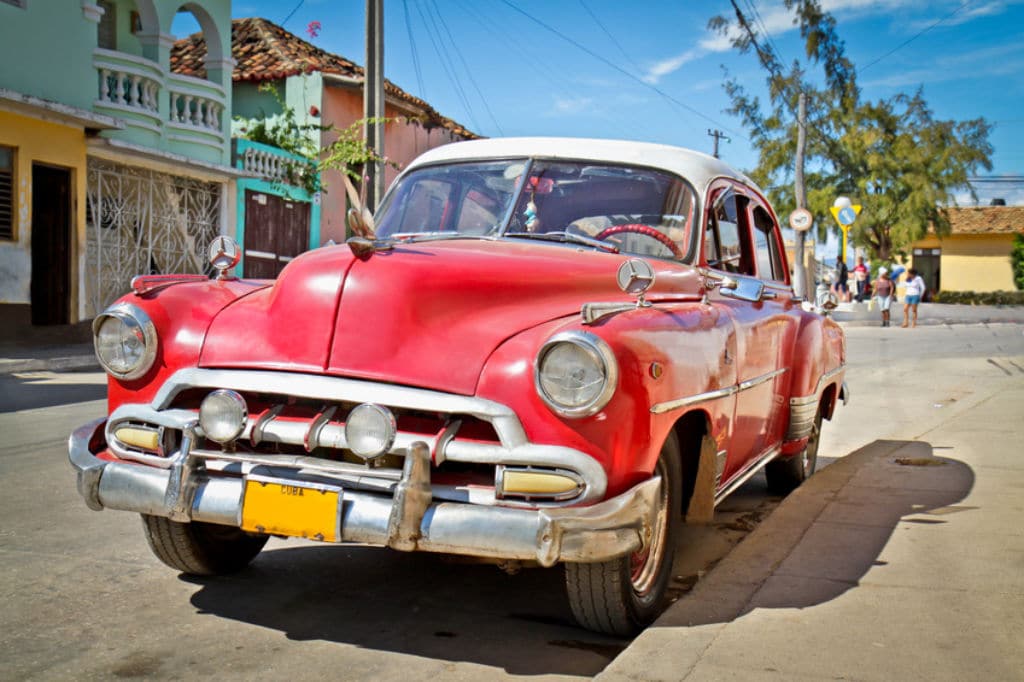 Chrevolet rojo en las calles de Trinidad, Cuba
