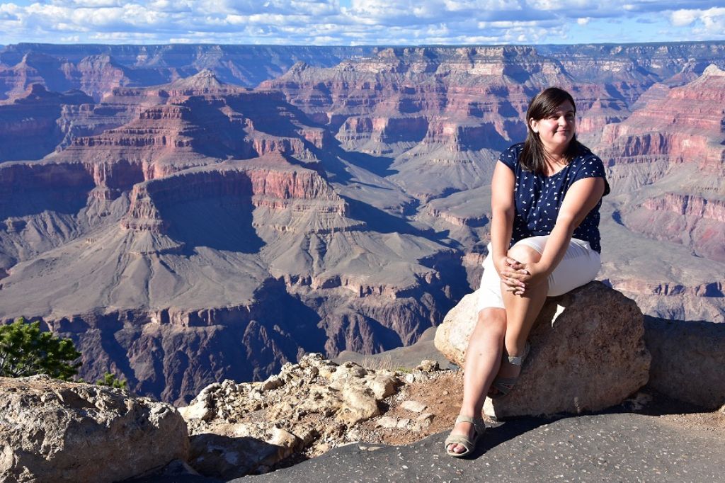 Mujer en el Gran Cañón en la Costa Oeste EEUU