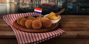 croquetas comida holandesa bitterballen con salsa de mostaza