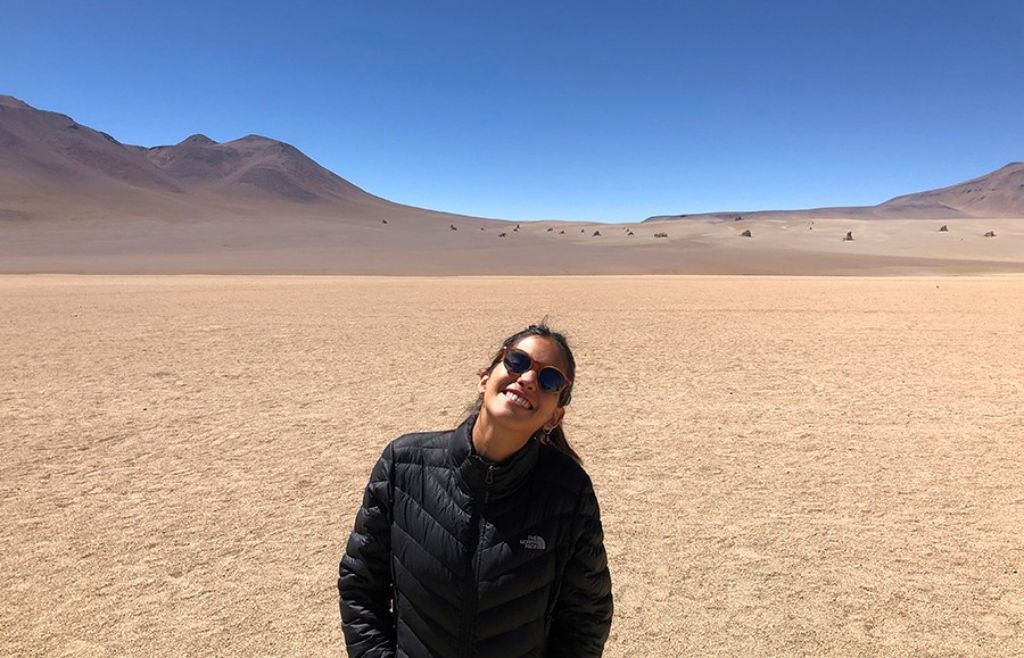 chica en el desierto Dalí del Salar de Uyini Bolivia