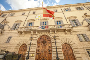 Vuelve a aumentar el número de españoles en el extranjero en 2018