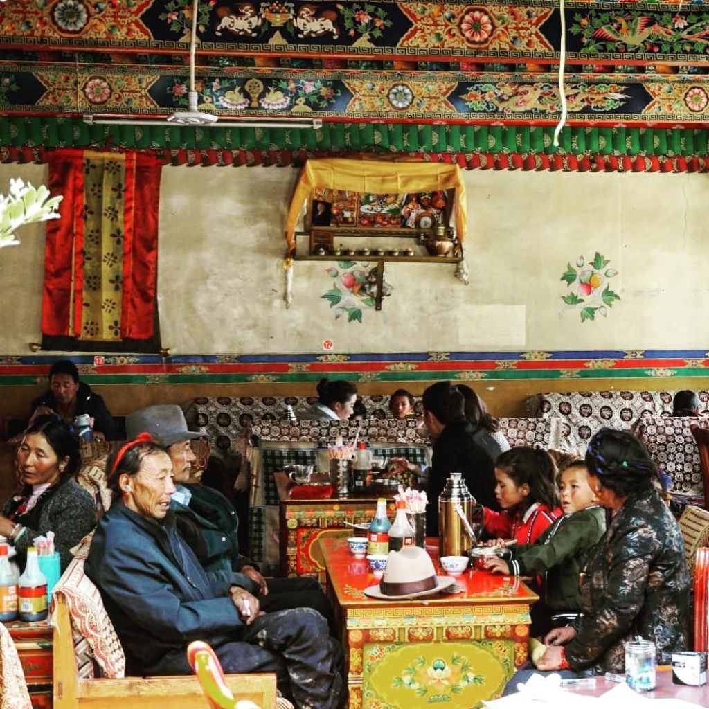 restaurante tibetano tibet genis areveure gente sentada