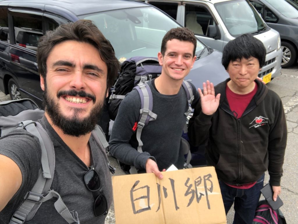 chicos osccidentales haciendo autostop japón monoviajero