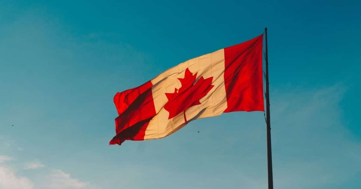 bandera canadá requisitos working holiday Canadá COVID-19 sanidad