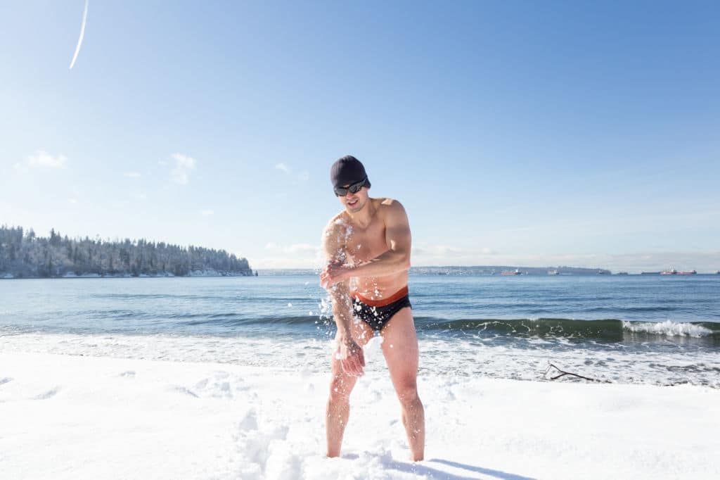 hombre bañandose año nuevo canadá bañarse polar bear swim