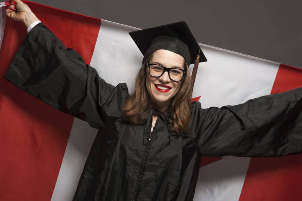chica con gafas sonriendo universitaria bandera canadá universidades covid-19 visado de estudainte canadá