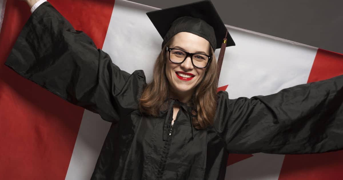 chica con gafas sonriendo universitaria bandera canadá universidades covid-19 visado de estudainte canadá study pemit permiso de estudios