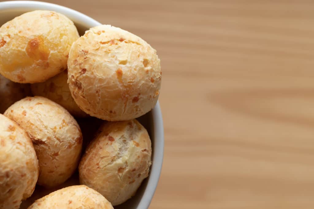 pan de queso de Brasil. Pao de queijo. Vuelta al mundo pan  panes del mundo