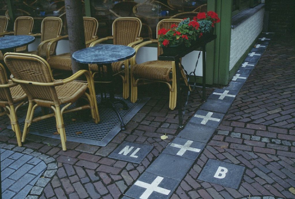 Baarle puelo que está entre Bélgica y Holanda. Terraza en el que se ve la frontera que divide ambos países Enclaves de europa