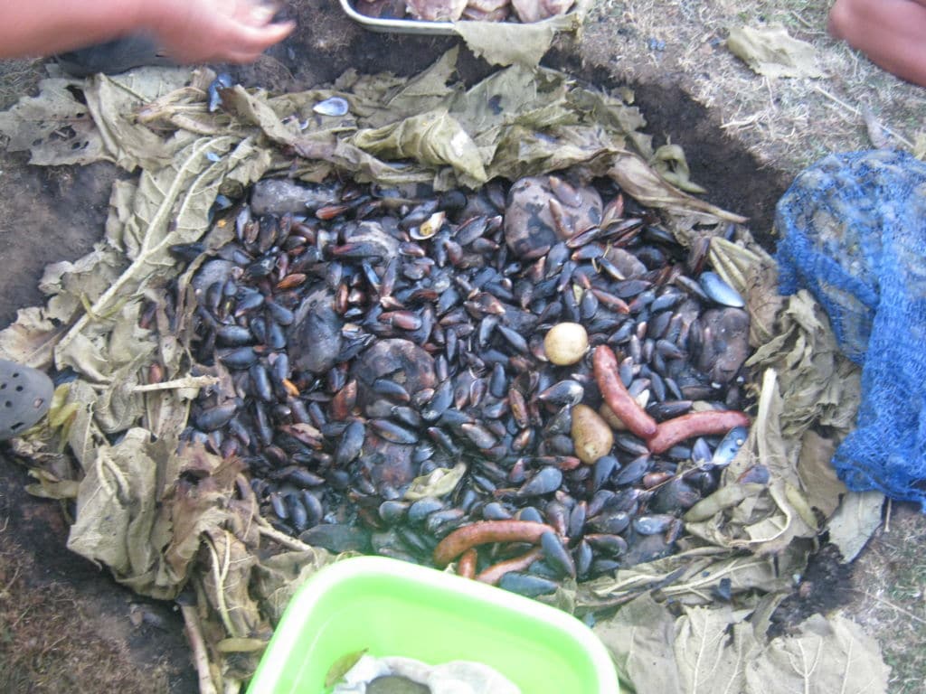 platos típicos chilenos curanto al hoyo isla de Chiloé 