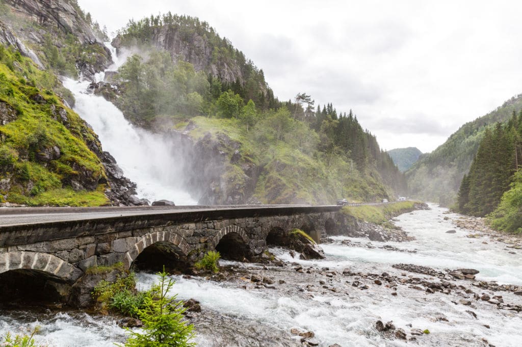 Låtefossen cascadas en la carretera Noruega viaje