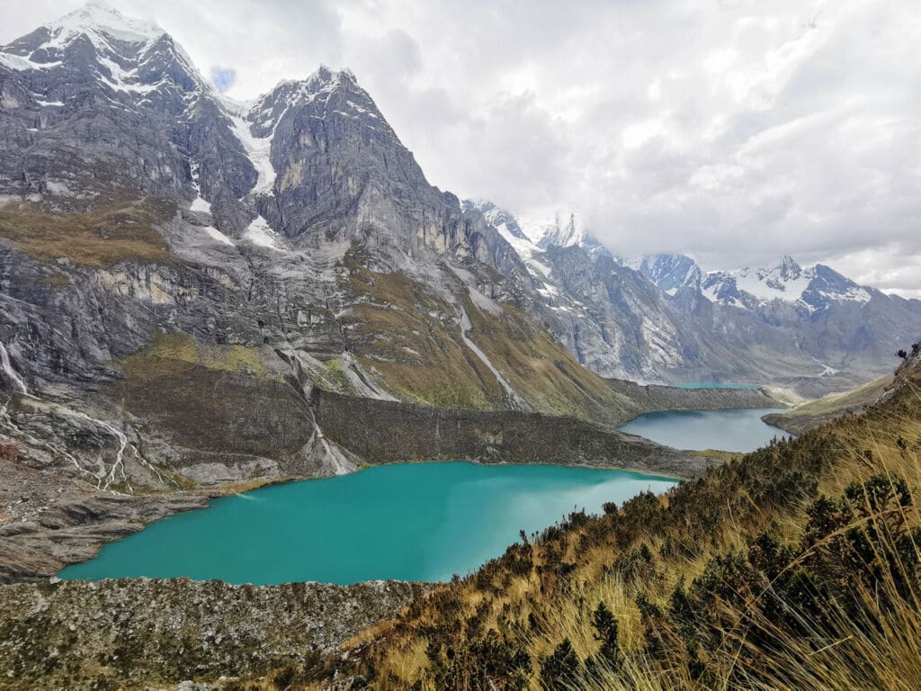 las tres lagunas del trekking de Huayhuash en Perú