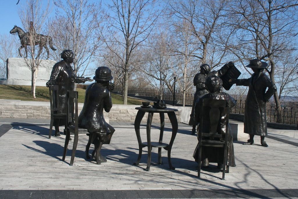 esculturas de mujeres en Ottawa, Canadá