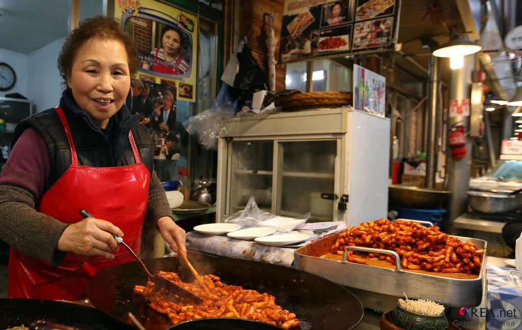 Mujer en mercado de Corea