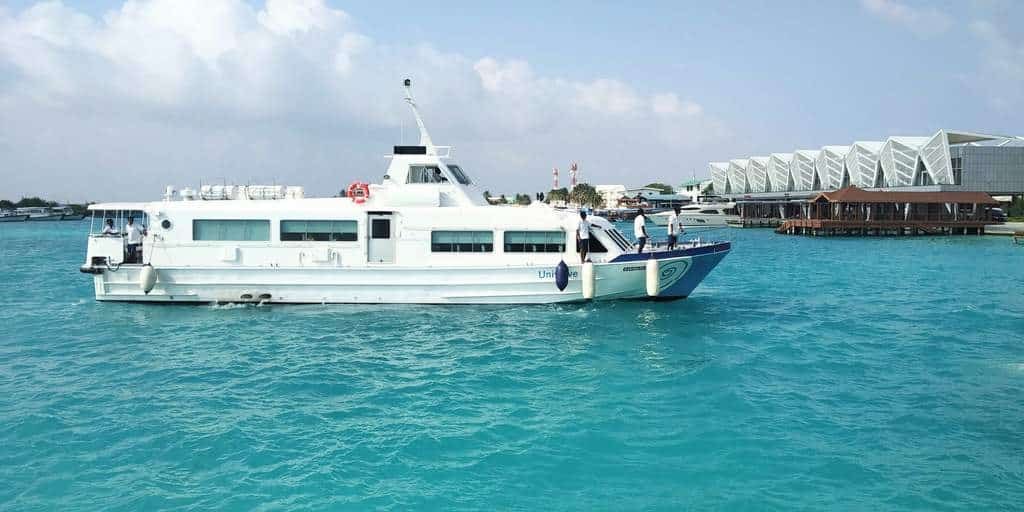 ferris y speedboats en Maldivas